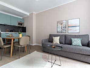 One-Bedroom Suite | Wohnbereich | 50-Zoll-Smart-TV mit Kabelempfang, Fernseher