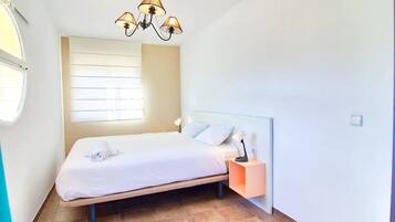 6 bedrooms, desk, iron/ironing board, free WiFi