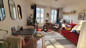 Living area - Charming Cocoon   Near The Sacré Coeur Basilica (Paris)