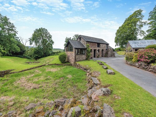 3 bedroom accommodation in Gwynfe, Llangadog