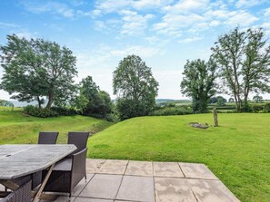 Outdoor dining - 3 bedroom accommodation in Gwynfe, Llangadog (Gwynfe, Llangadog)