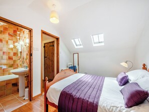 3 bedrooms, free WiFi, bed sheets - 3 bedroom accommodation in Gwynfe, Llangadog (Gwynfe, Llangadog)