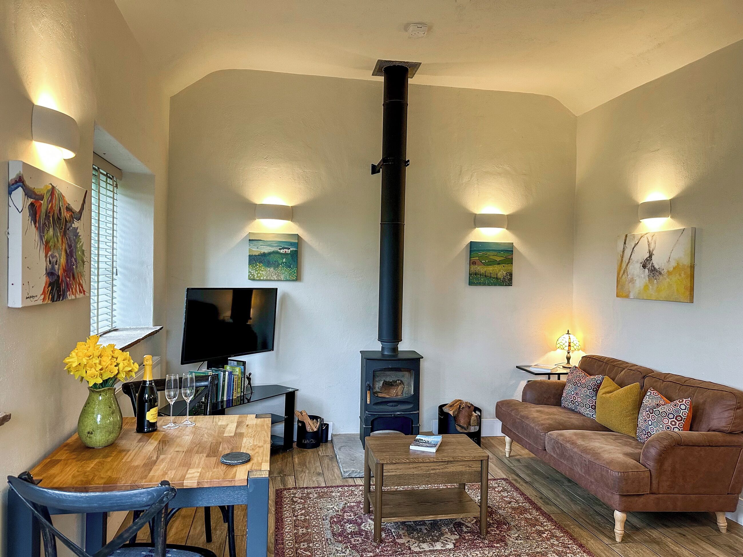 TV, fireplace