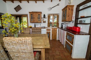 Fridge, microwave, oven, stovetop - The Figos - sleeps up to 9 (Bordeira)