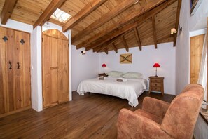 4 chambres, bureau, fer et planche à repasser, accès au Wi-Fi (inclus)