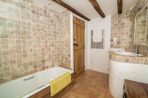 Combined shower/tub, hair dryer, bidet, towels