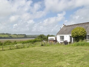 Exterior - 2 bedroom accommodation in Ferryside, near Carmarthen (Ferryside, near Carmarthen)