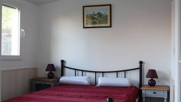 1 sovrum, strykjÀrn/strykbrÀda och sÀngklÀder