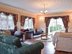 Fernseher, Kamin, DVD-Player, Stereoanlage