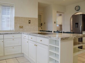 Kühlschrank, Mikrowelle, Geschirrspüler, Hochstuhl