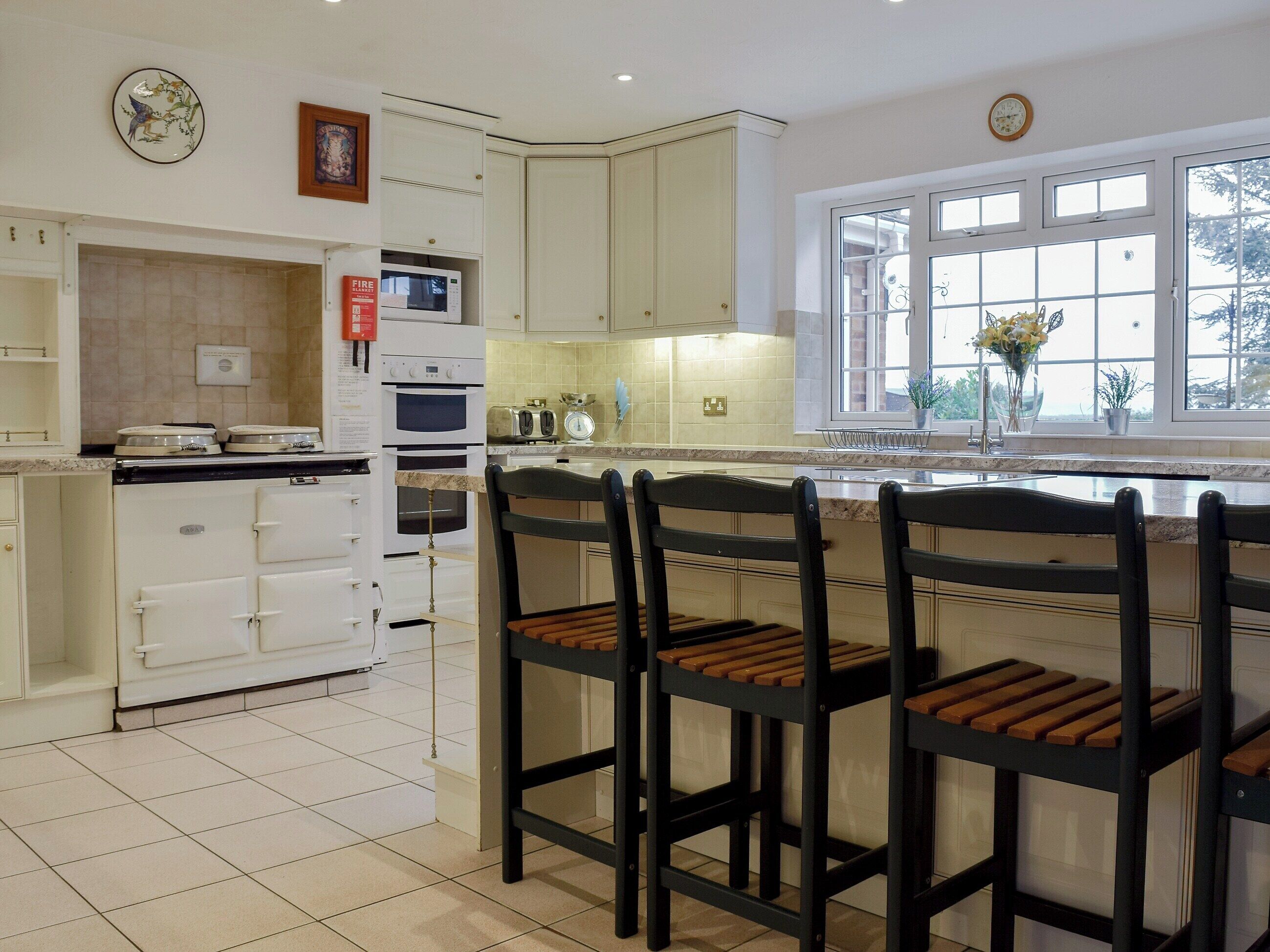 Kühlschrank, Mikrowelle, Geschirrspüler, Hochstuhl