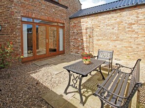 Outdoor dining - 2 bedroom accommodation in North Somercotes, Mabelthorpe (North Somercotes, Mabelthorpe)