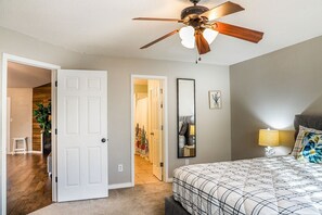 3 bedrooms, iron/ironing board, free WiFi, bed sheets - Pool House, Short Drive to Beach, Grill, Smart TV (Navarre)