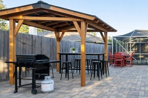 Outdoor dining - Pool House, Short Drive to Beach, Grill, Smart TV (Navarre)