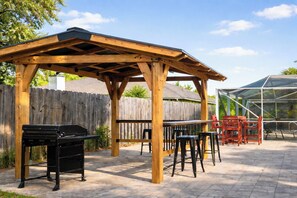 Outdoor dining - Private Heated Pool, 10 Min to Navarre Beach (Navarre)