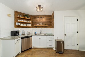 Fridge, microwave, oven, stovetop - Pool House, Short Drive to Beach, Grill, Smart TV (Navarre)