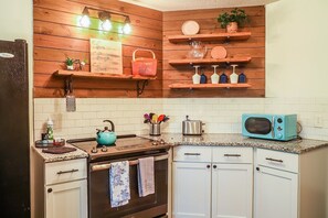 Fridge, microwave, oven, stovetop - Pool House, Short Drive to Beach, Grill, Smart TV (Navarre)