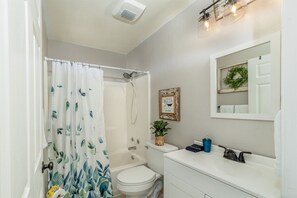 Sèche-cheveux, serviettes fournies