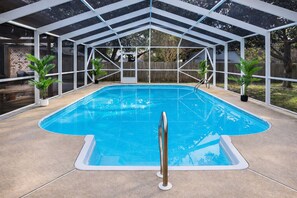 حمّام سباحة مُدفَّأ