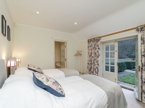 4 bedrooms, travel crib, free WiFi, bed sheets
