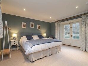 4 bedrooms, travel cot, free WiFi, bed sheets