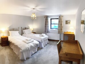 5 bedrooms, free WiFi, bed sheets, wheelchair access