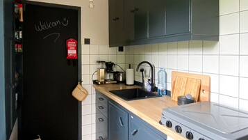 Fridge, oven, stovetop, coffee/tea maker