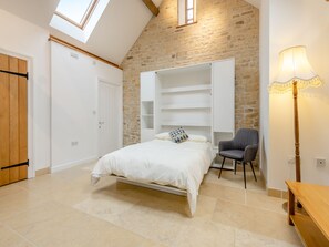 6 bedrooms, iron/ironing board, free WiFi, bed sheets