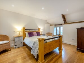 6 bedrooms, iron/ironing board, free WiFi, bed sheets