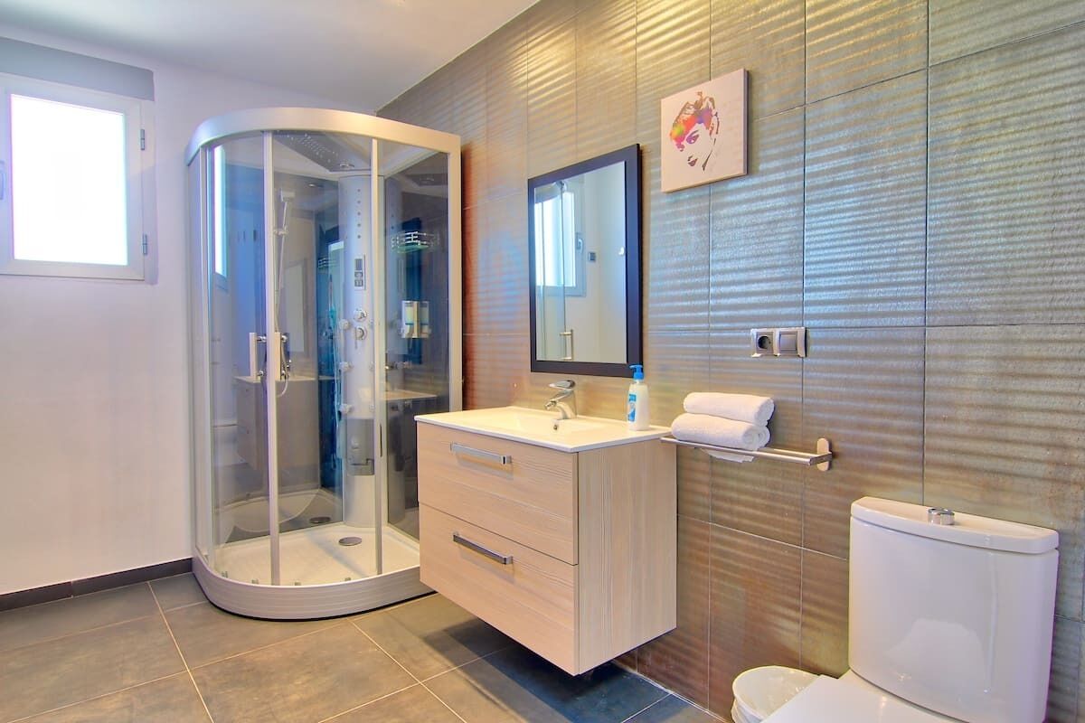 Combined shower/bathtub, jetted bath, hair dryer, towels