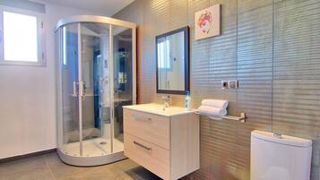 Combined shower/bathtub, jetted bath, hair dryer, towels