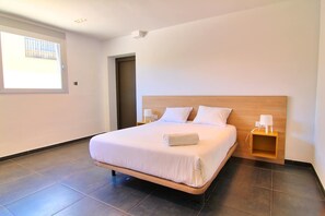 6 Schlafzimmer, Schreibtisch, BĂŒgeleisen/BĂŒgelbrett, kostenloses WLAN
