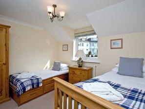 3 bedrooms, free WiFi - Ideally located on Brixham marina offering far reaching sea views. (Brixham)