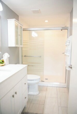 Dusche, Haartrockner, Handtücher, Seife