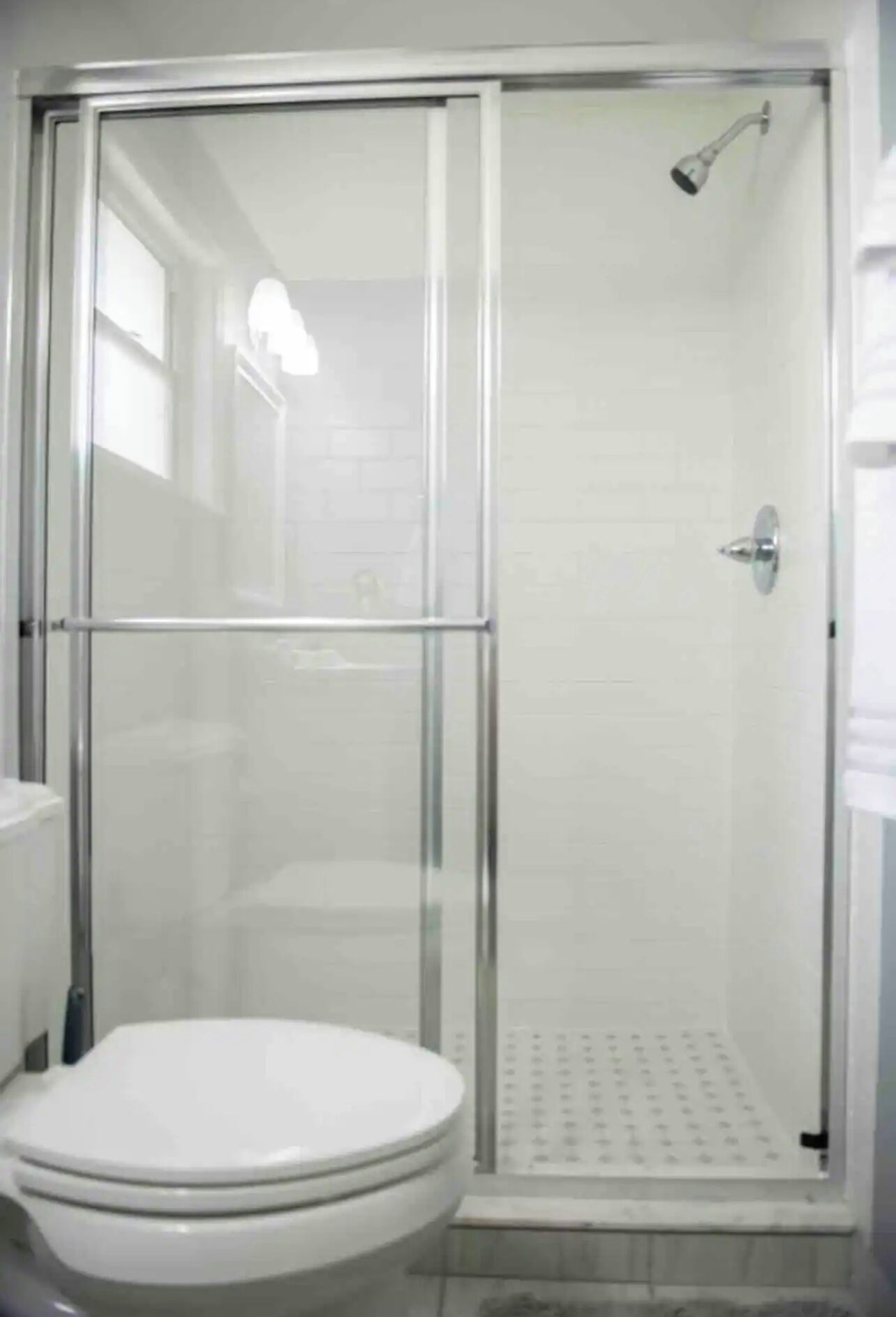 Douche, sèche-cheveux, serviettes fournies, savon
