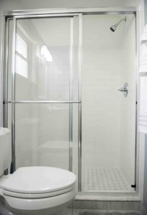 Dusche, Haartrockner, Handtücher, Seife