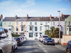 Exterior - 2 bedroom accommodation in Tenby (Tenby)