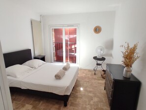 4 室のベッドルーム、旅行用ベビーベッド、WiFi (無料)、ベッドシーツ