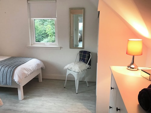 This property was formerly known as Loch View Cottage.