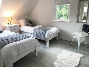 3 bedrooms, free WiFi, bed sheets - This property was formerly known as Loch View Cottage. (Strathyre, near Callander)