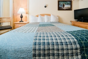 Room # 26, 1 Queen Bed | Roupas de cama antialérgicas, edredons de pluma