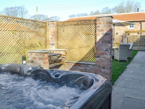 Outdoor spa tub - 2 bedroom accommodation in Langtoft, near Driffield (Langtoft, near Driffield)