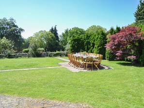 Outdoor dining - 9 bedroom accommodation in Stow Bardolph, near King&rsquo;s Lynn (Stow Bardolph, near King&rsquo;s Lynn)