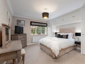 3 bedrooms, free WiFi, bed sheets - 3 bedroom accommodation in Kirklevington, near Yarm (Kirklevington, near Yarm)