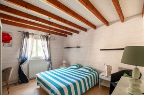 4 bedrooms, iron/ironing board, internet, bed sheets