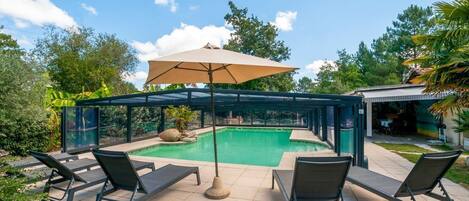 Piscine chauffée, chaises longues