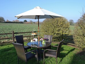 Outdoor dining - 2 bedroom accommodation in Southrepps (Southrepps)