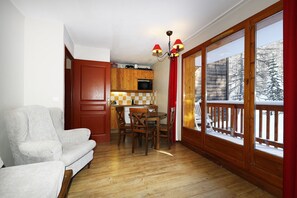 Una televisión de pantalla plana