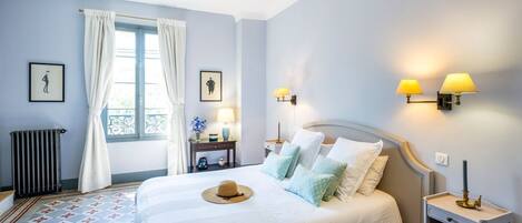 7 bedrooms, iron/ironing board, bed sheets