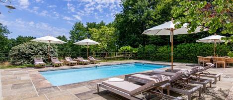 حمّام سباحة مُدفَّأ